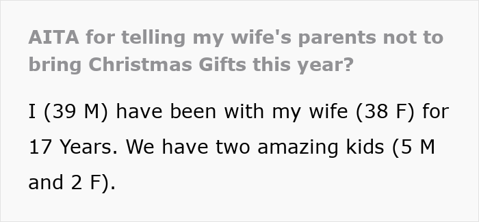 Postagem de texto discutindo as tensões familiares sobre os presentes de Natal e a competição com a vovó transformando as férias em uma competição estranha.